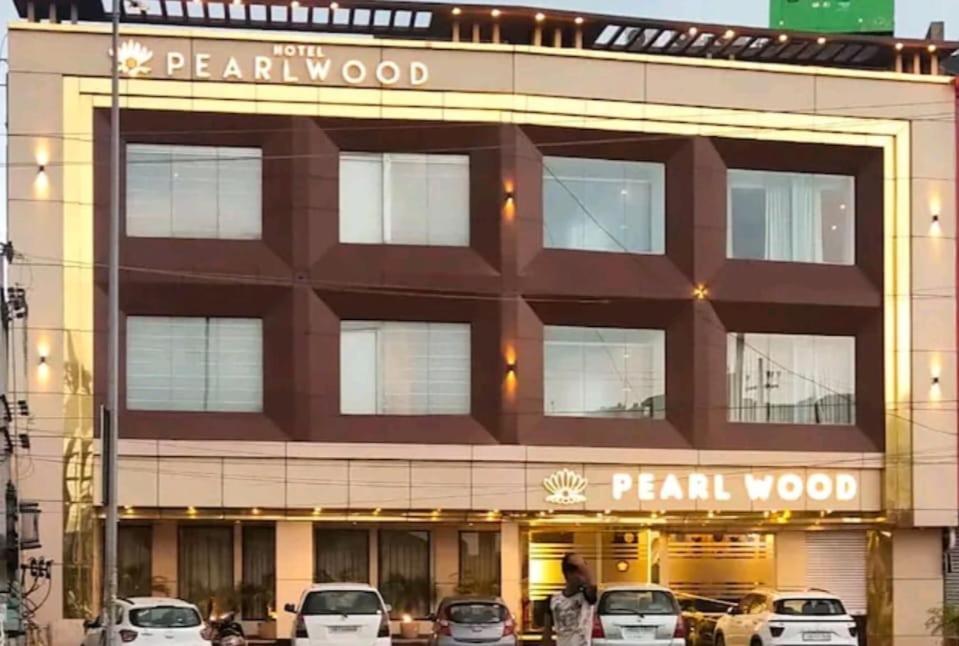 Hotel Pearl Wood Zirakpur Exterior photo